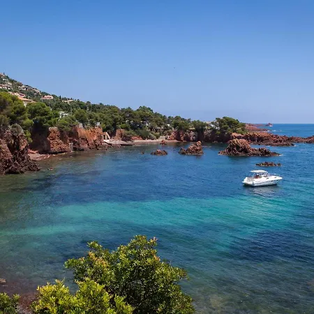 Climatise Proche Et Commerces Avec Balcon, Parking, Et Wifi A Saint-raphael - Fr-1-466a-32 شقة *