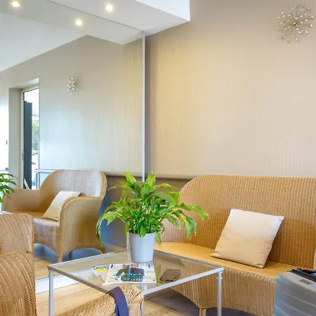 Climatise Proche Et Commerces Avec Balcon, Parking, Et Wifi A Saint-raphael - Fr-1-466a-32 شقة