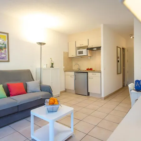 Climatise Proche Et Commerces Avec Balcon, Parking, Et Wifi A Saint-raphael - Fr-1-466a-32 * Saint-Raphael (Var)
