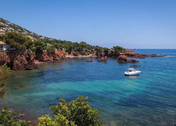 Climatise Proche Et Commerces Avec Balcon, Parking, Et Wifi A Saint-raphael - Fr-1-466a-32 Apartmán *