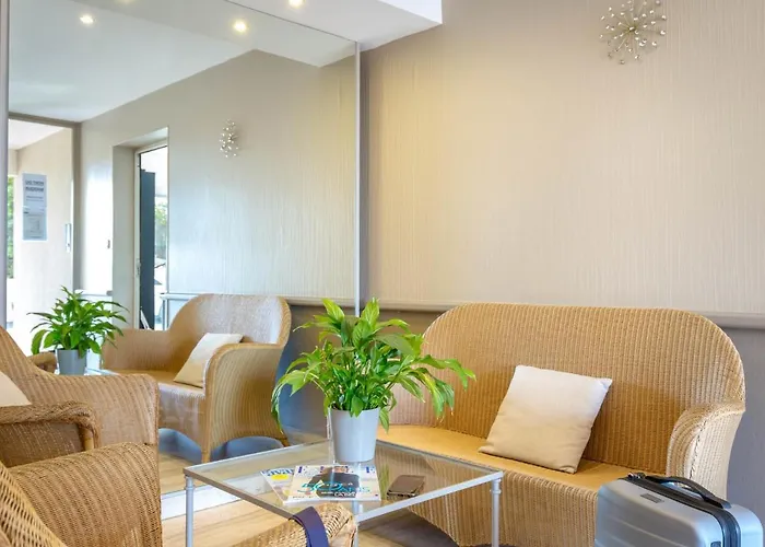 Climatise Proche Et Commerces Avec Balcon, Parking, Et Wifi A Saint-raphael - Fr-1-466a-32 Apartmán